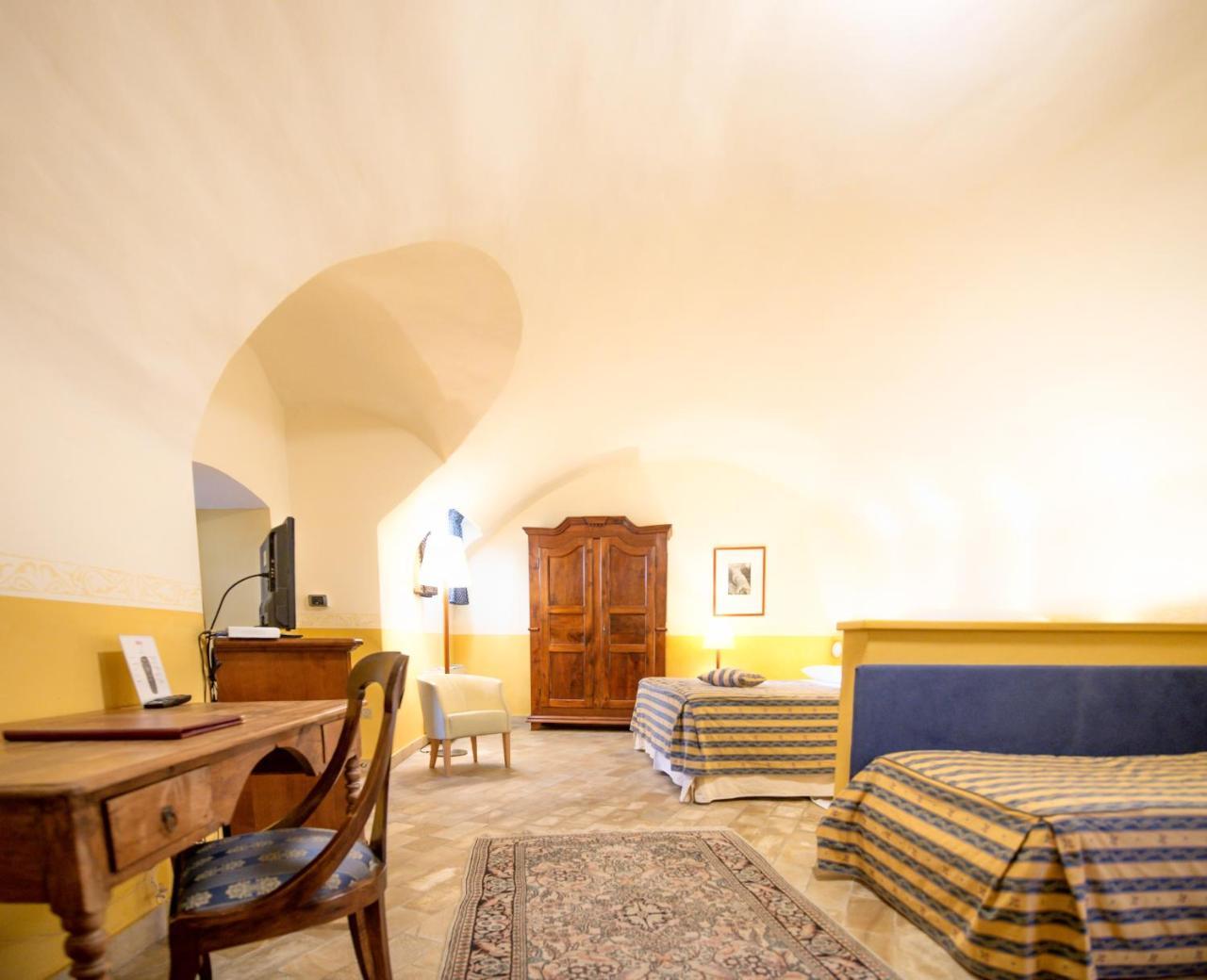 Castello Rosso Hotel Costigliole Saluzzo Ngoại thất bức ảnh